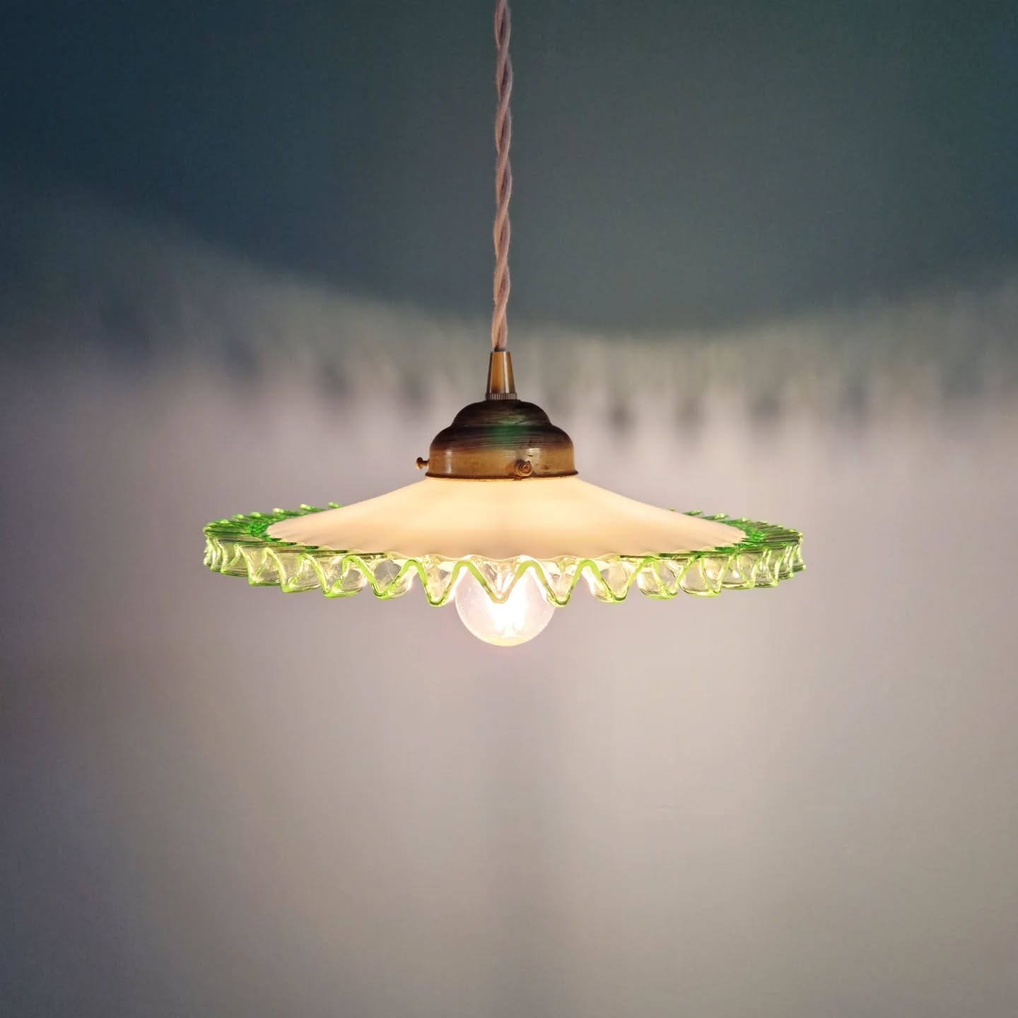 Suspension Art Déco en opaline blanche et ouraline, 1920-30