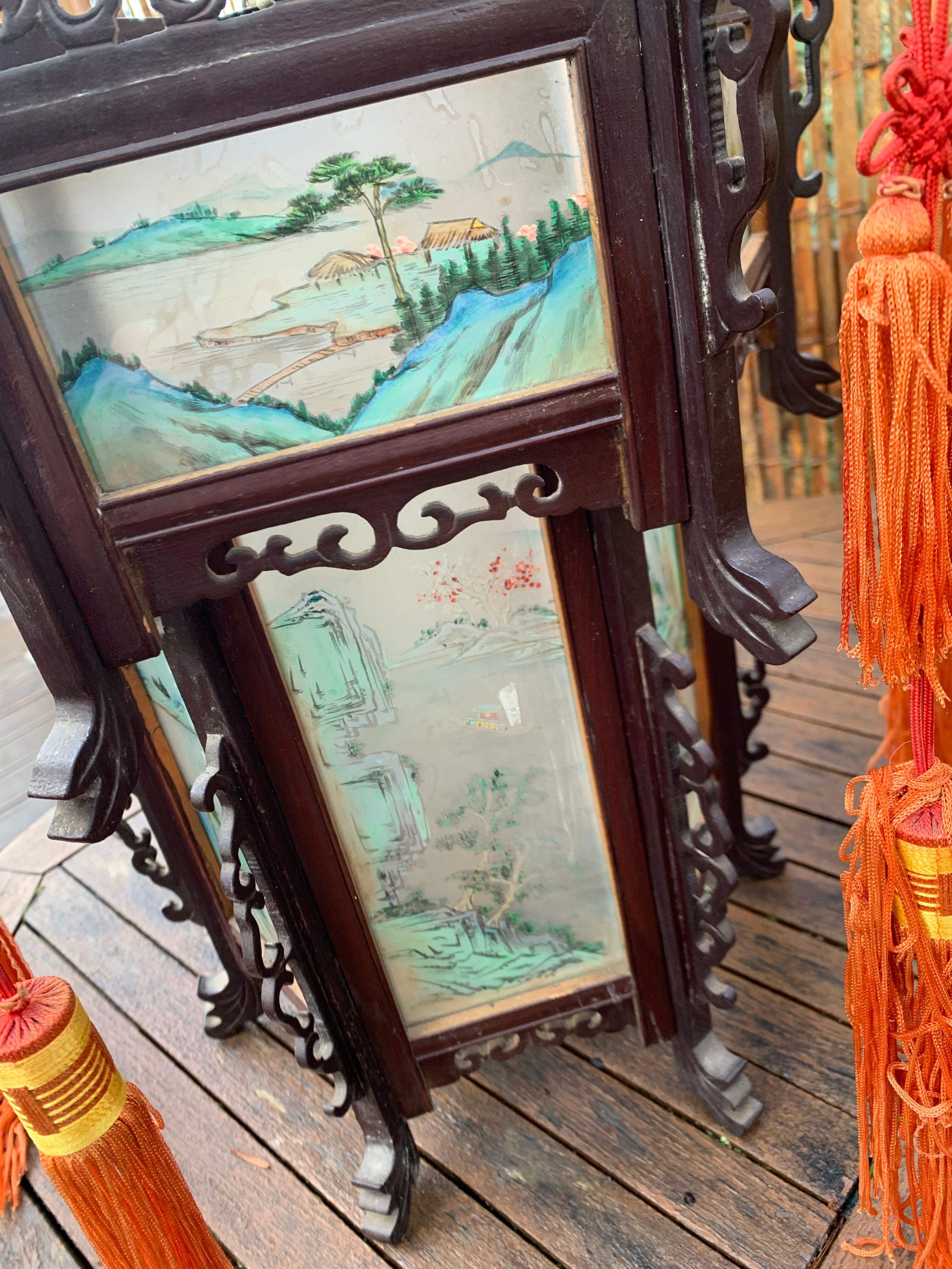 Lanterne chinoise vers 1900 en bois et verres peints