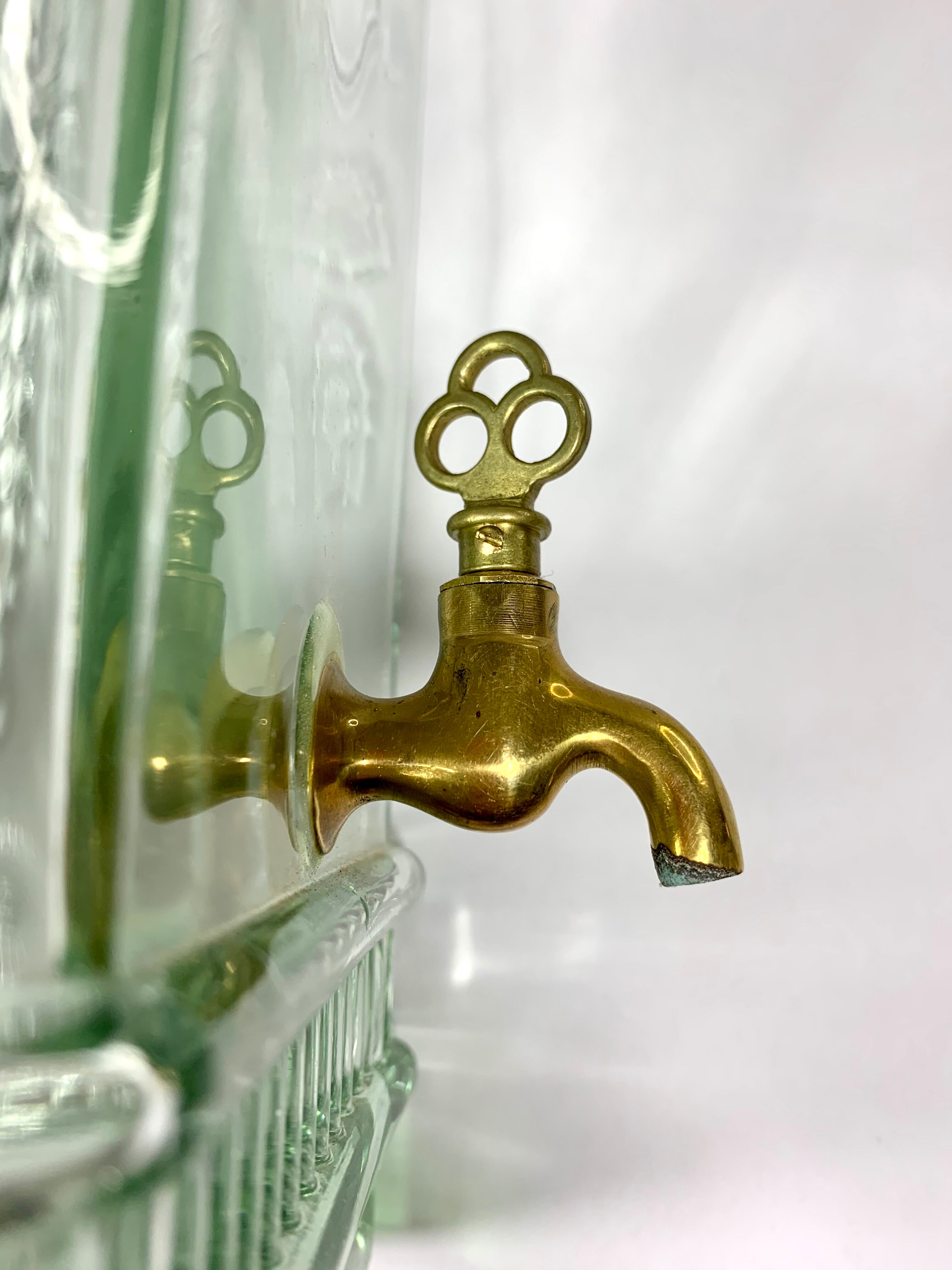 Quadrangular glass fountain and brass tap