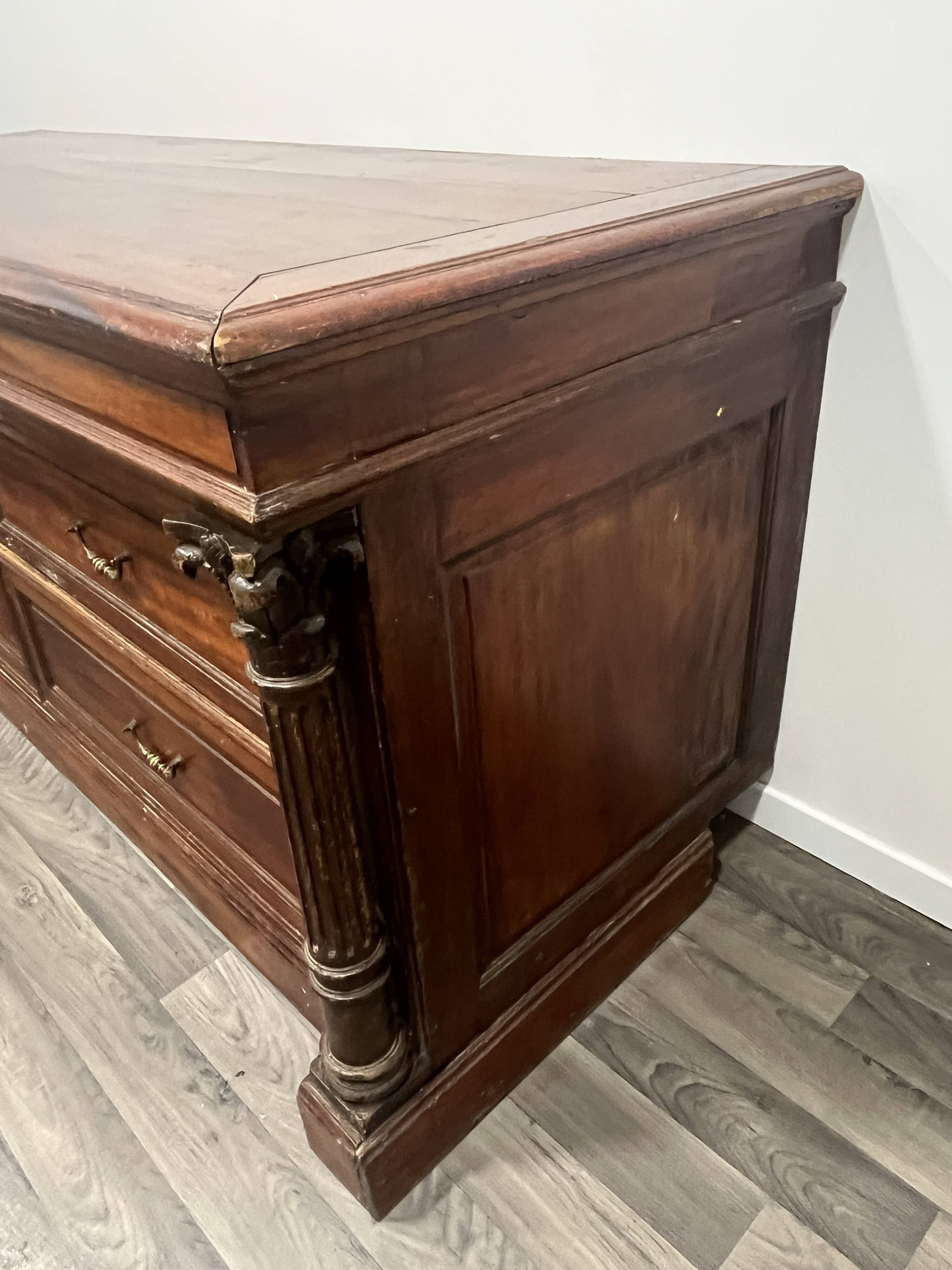 Grande commode style Empire en bois / acajou – 4 tiroirs