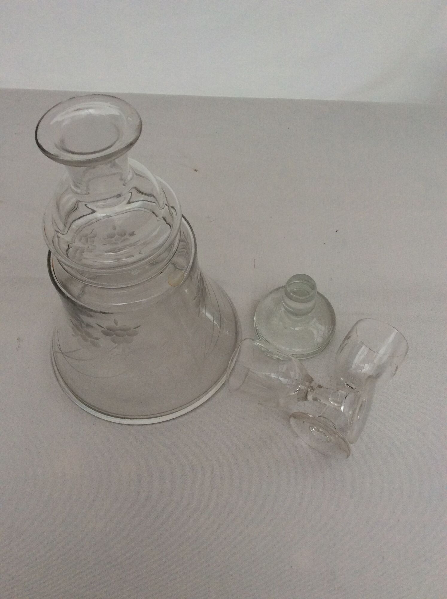 Carafe chiseled glass with 2 glasses