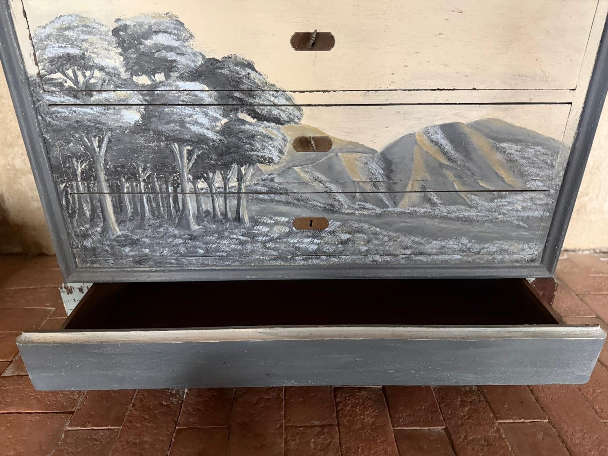 Commode Louis Philippe datant du 19e siècle avec marbre, peinture et patine