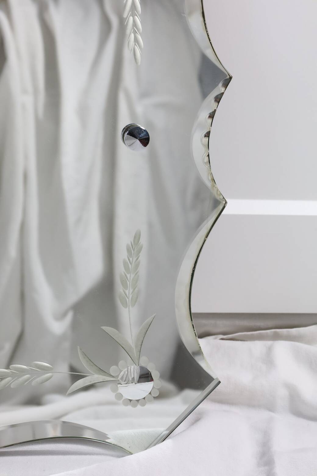 Engraved beveled mirror