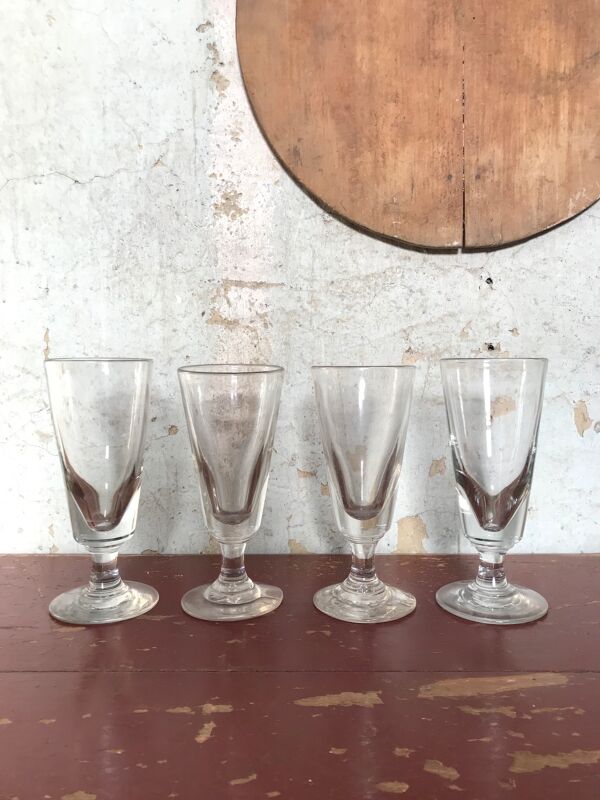 Suite de 4 verres à pieds soufflés