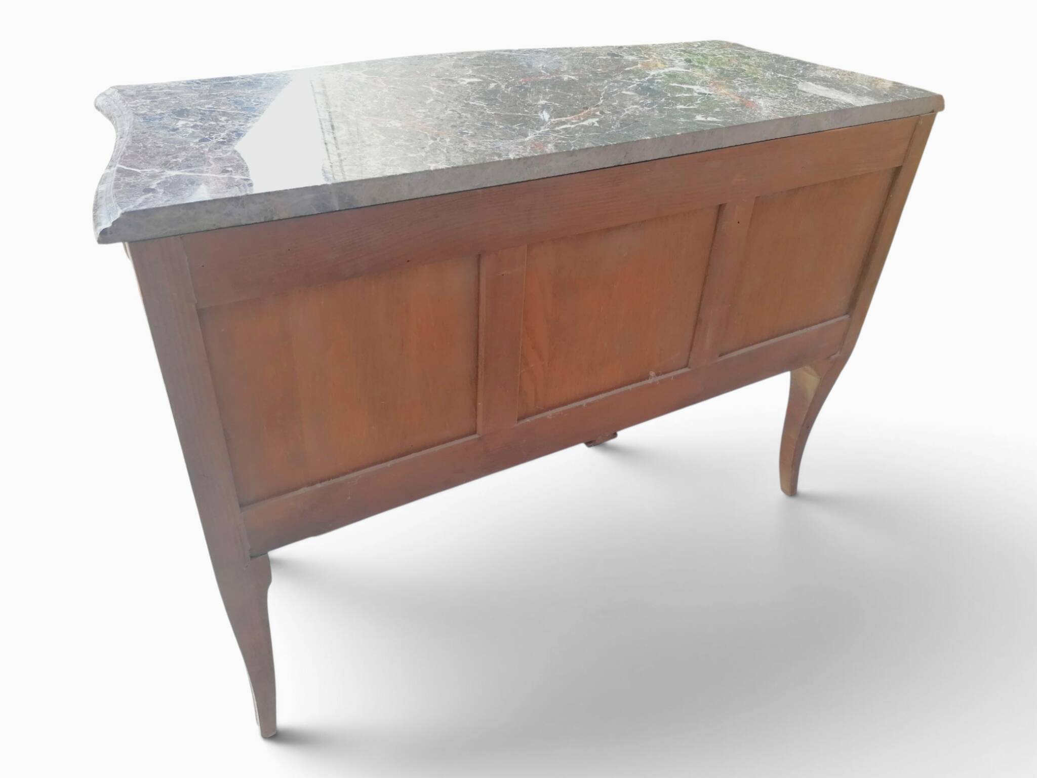 Commode en bois de plaquage, marbre et bronze - Style Louis XV.