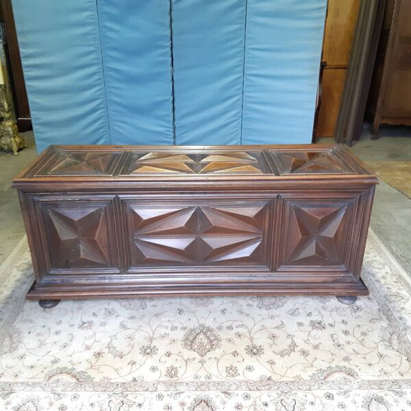 Grand coffre de style Louis XIII 168X53cm