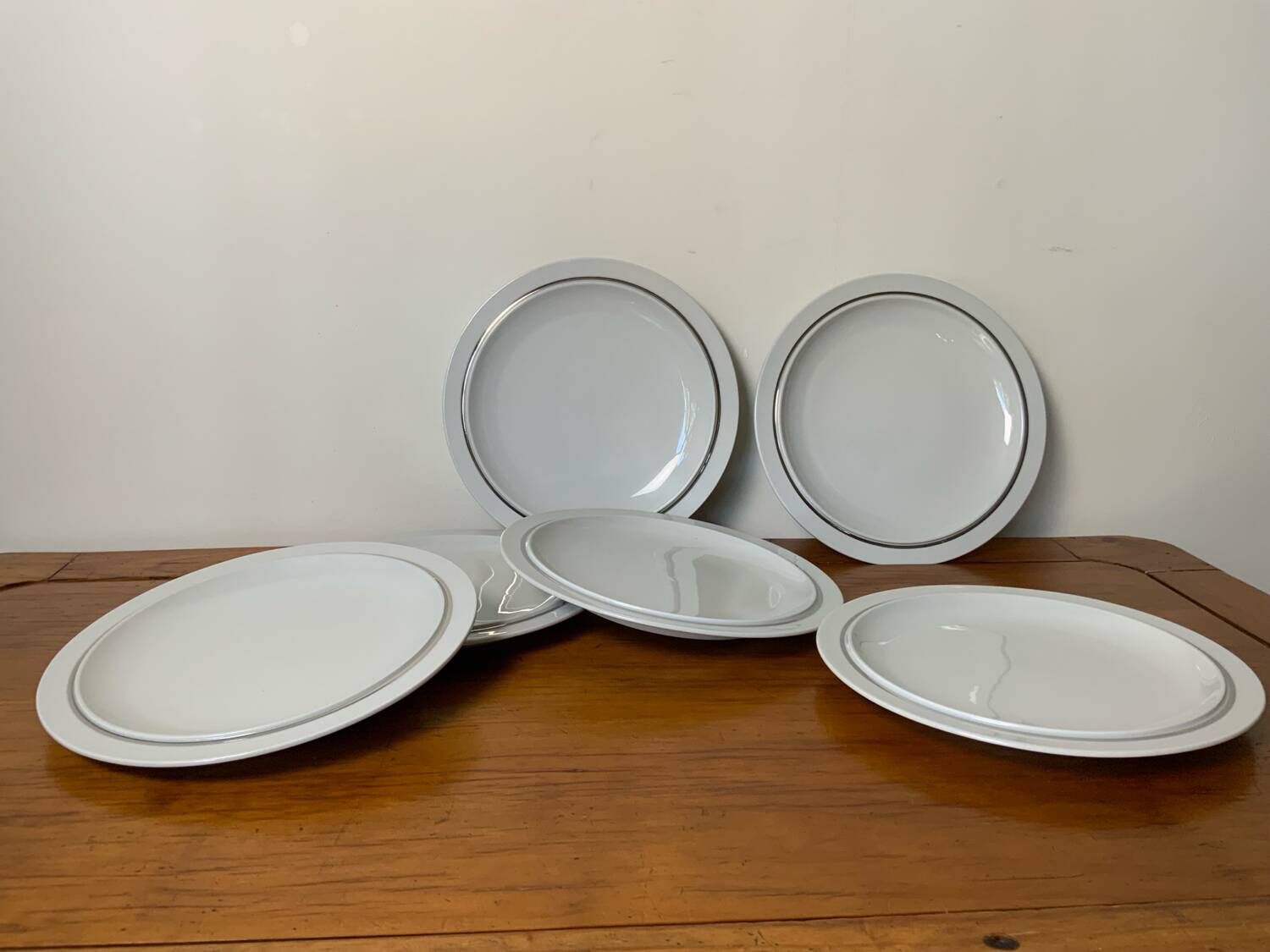 White and silver plates