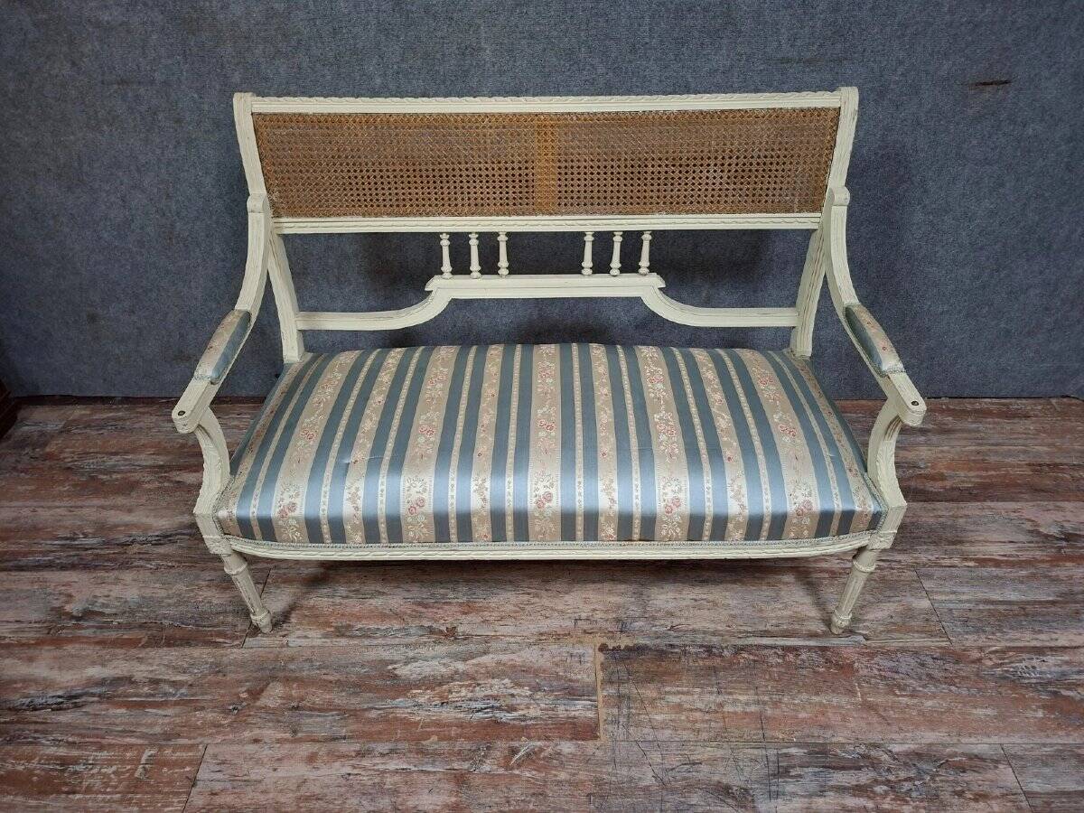 canapé / banquette de style Louis XVI, élégant et plein de charme.