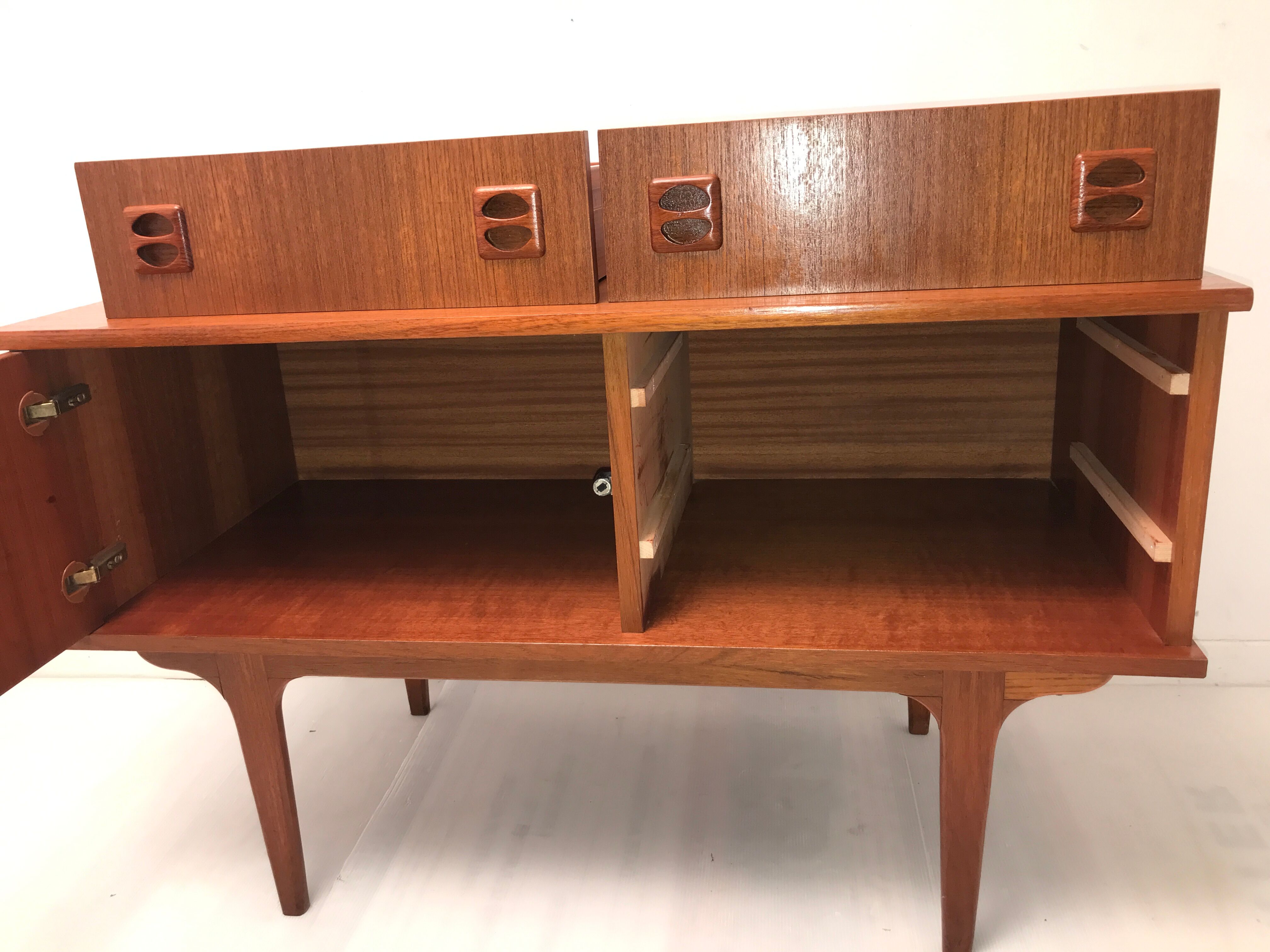 Scandinavian 60s row with spindle feet