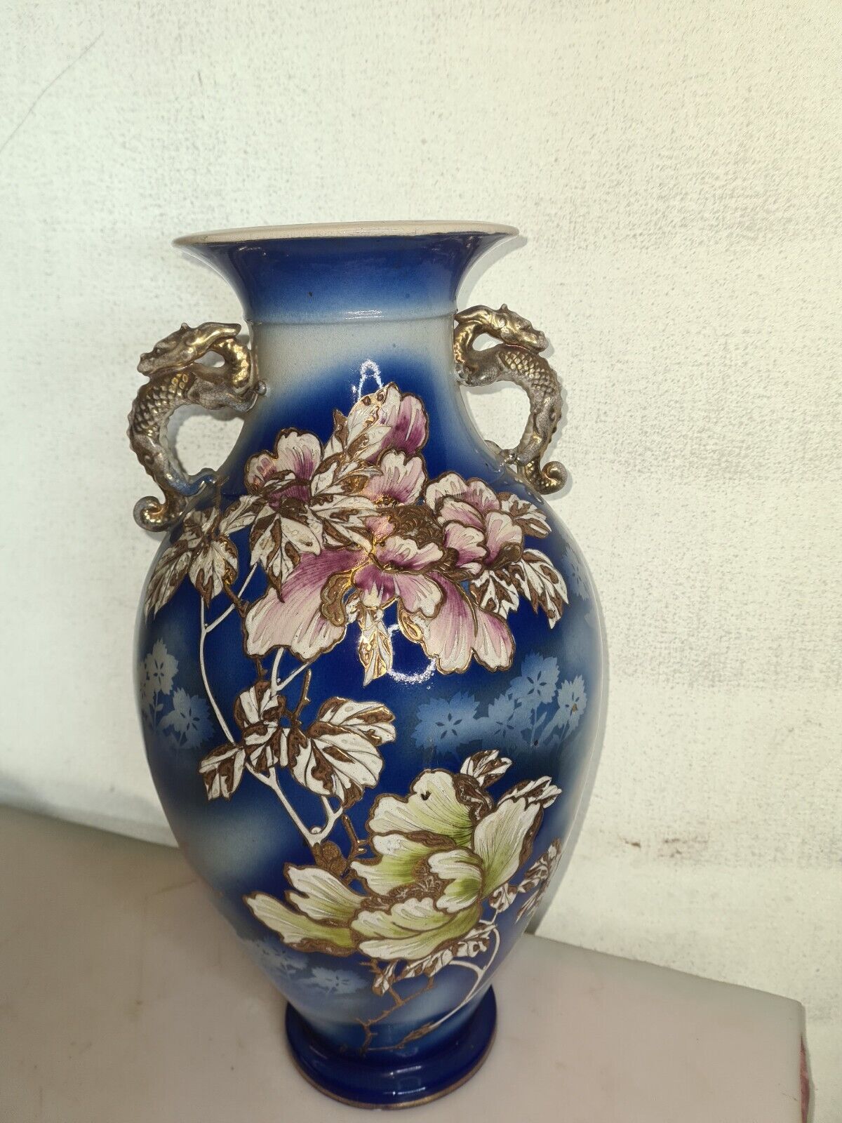 Vase en faïence avec décor de fleurs