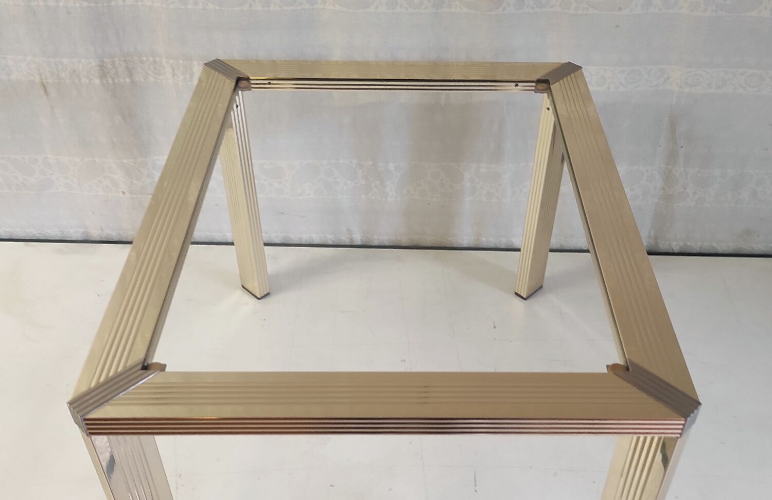 Side table in gold metal and glass - 70s/80s