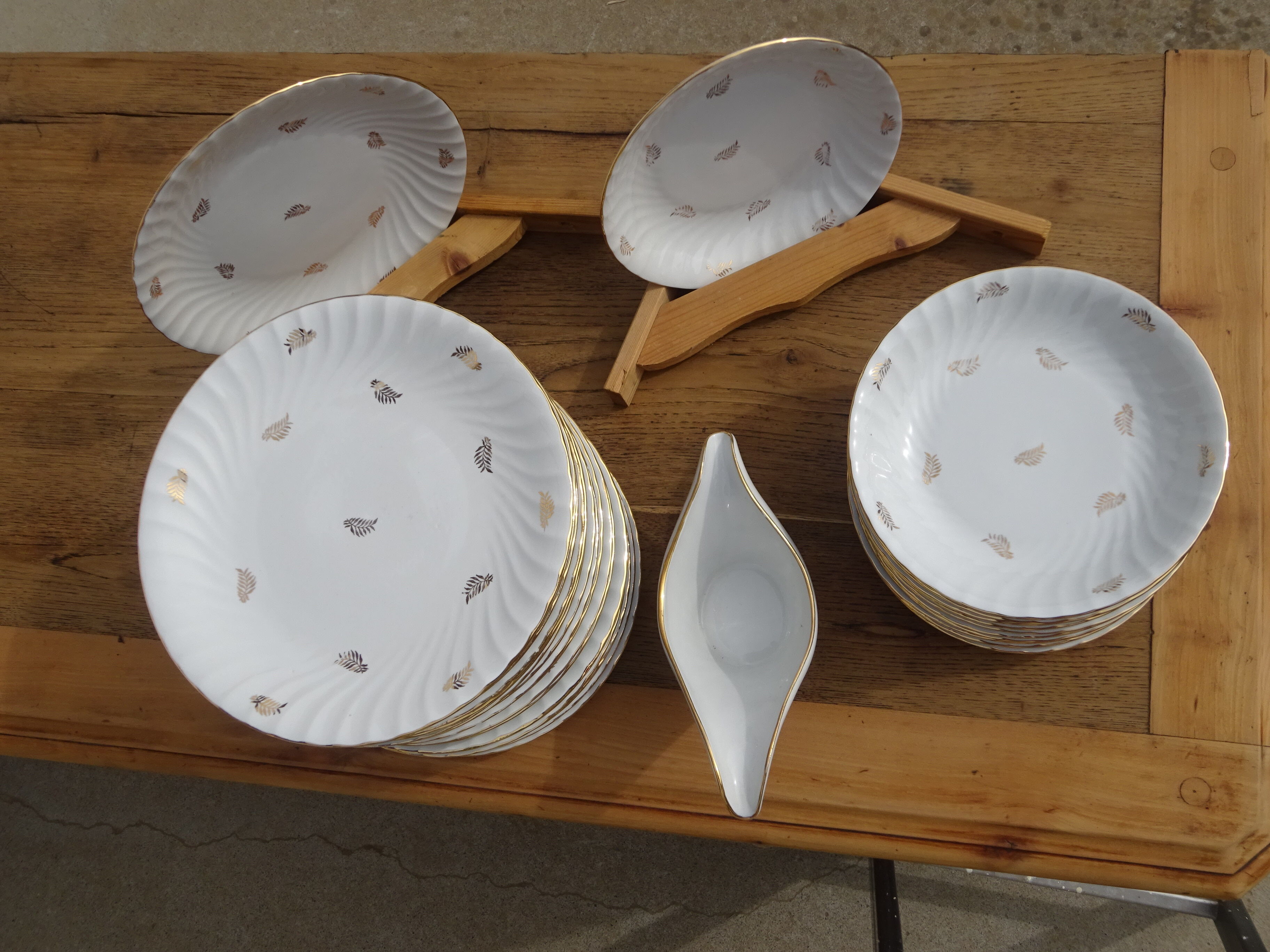 White and gold plate service, Vitriam porcelain