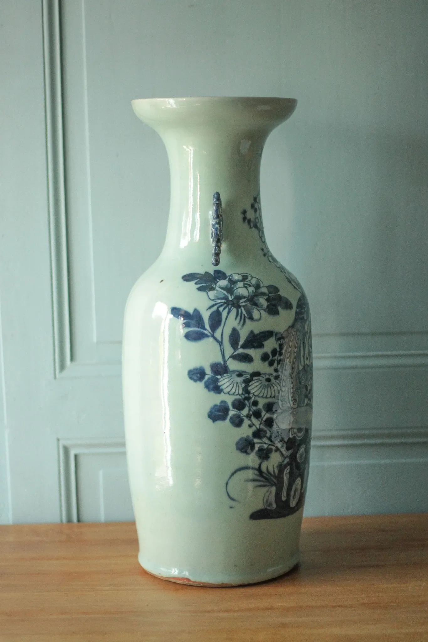 Large Chinese baluster vase in porcelain with bird and flower decoration.