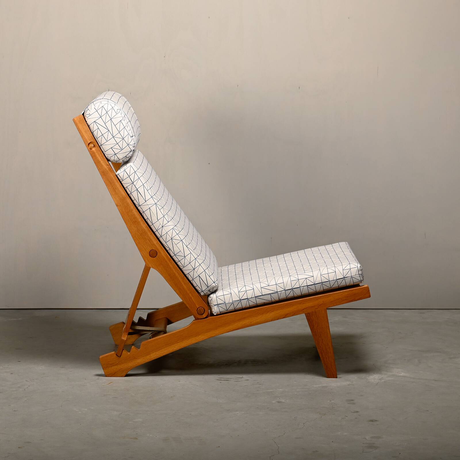 Hans J. Wegner AP71 Lounge Chair, Oak and Graphic fabric for AP Stolen, Den
