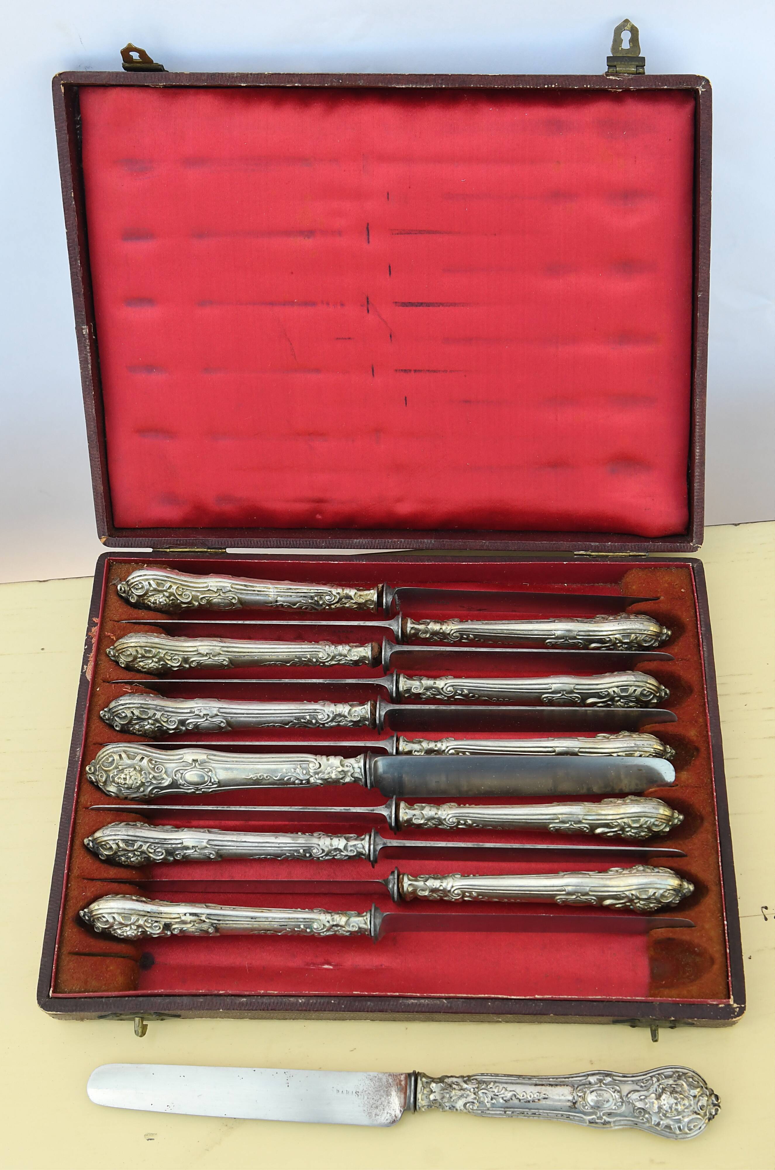 Coffret de 12 couteaux en métal argenté