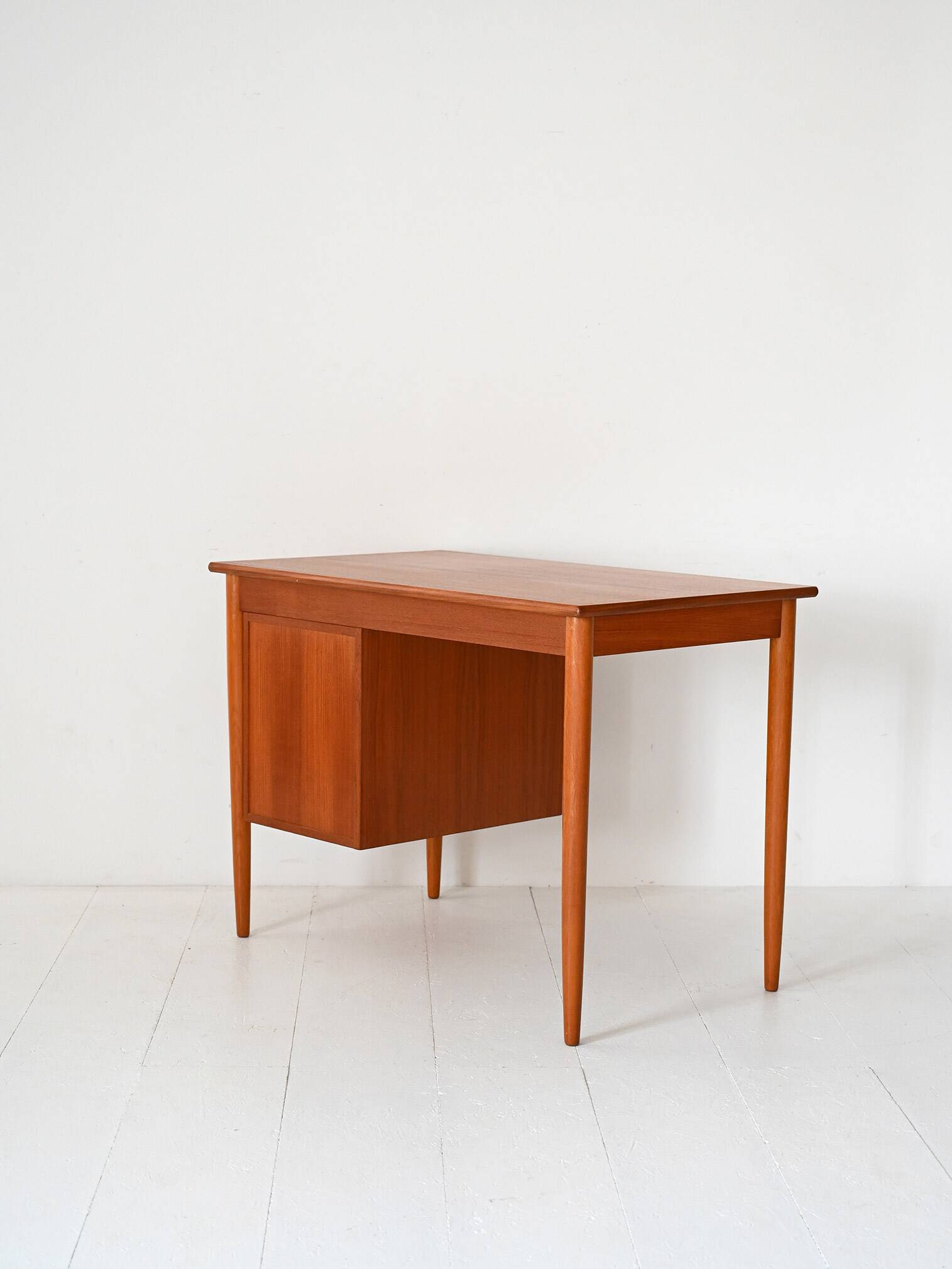 Bureau scandinave vintage avec tiroirs réglables
