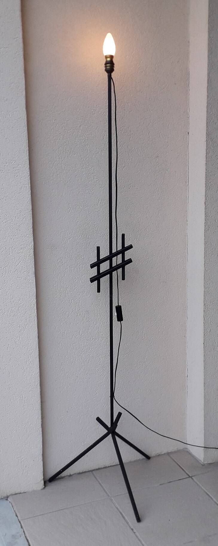 Tripod floor lamp in iron