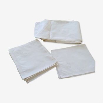 Nappe ancienne blanche brodées fleurs avec serviettes assorties