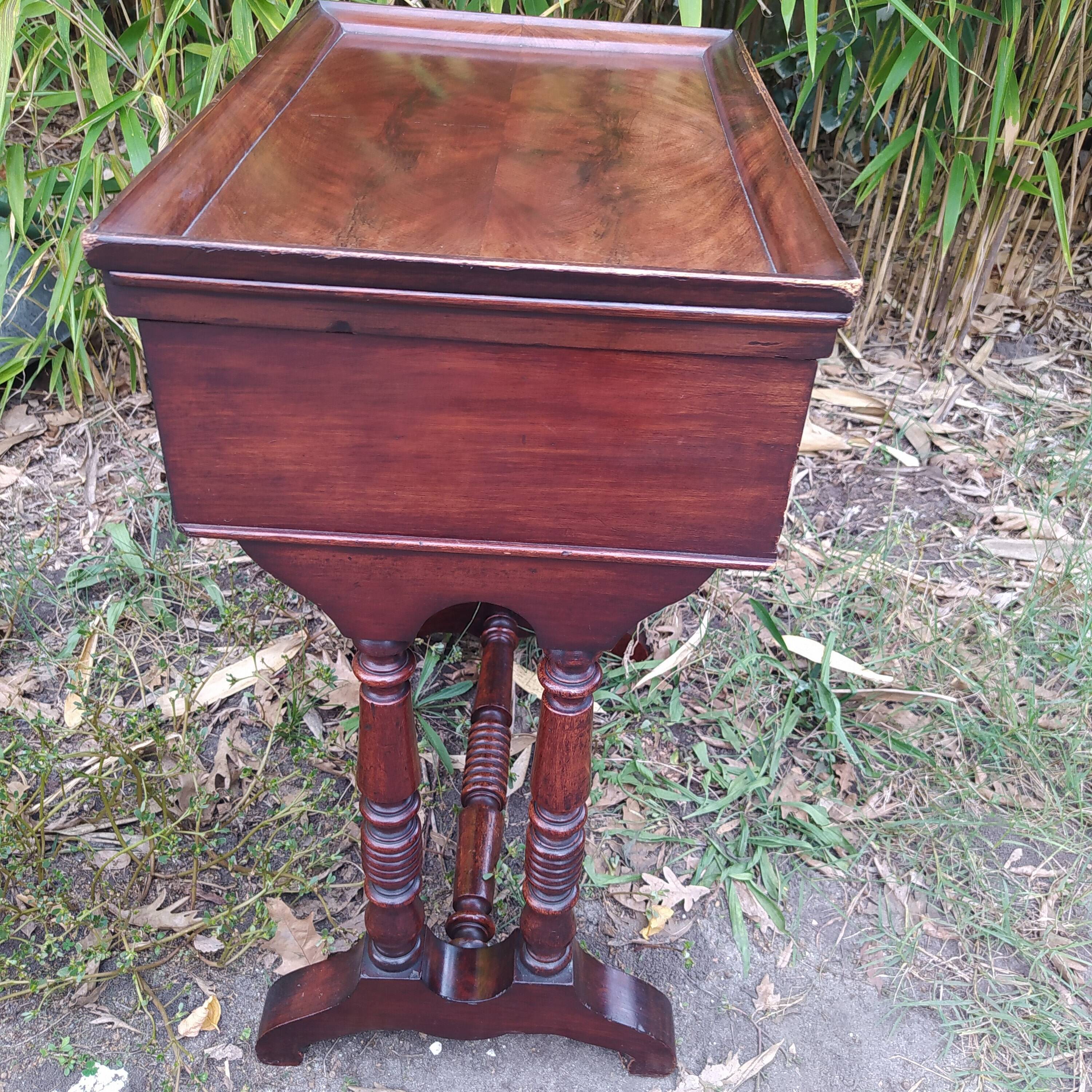 Travailleuse ou coiffeuse époque Louis Philippe