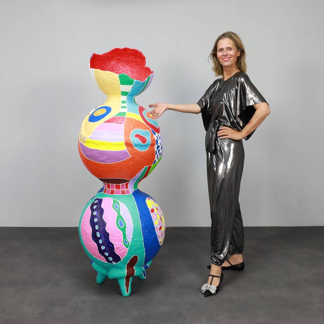 Sculpture contemporaine vibrante sur pied en papier mâché
