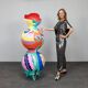 Sculpture contemporaine vibrante sur pied en papier mâché
