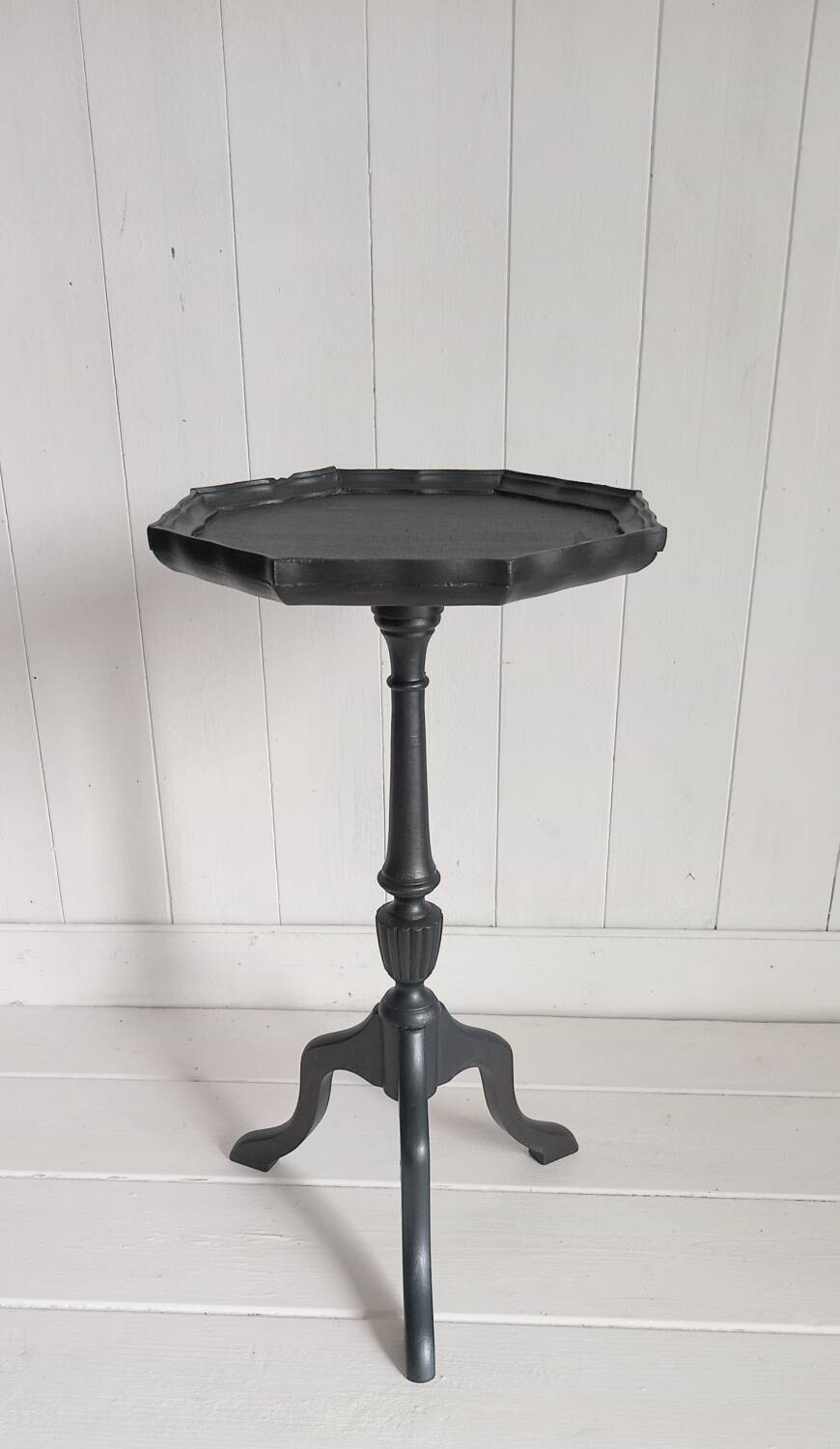 Pedestal table