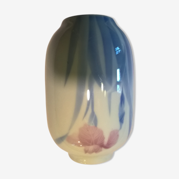 Vase japonais en porcelaine blanche avec un iris rose et ses feuilles bleues