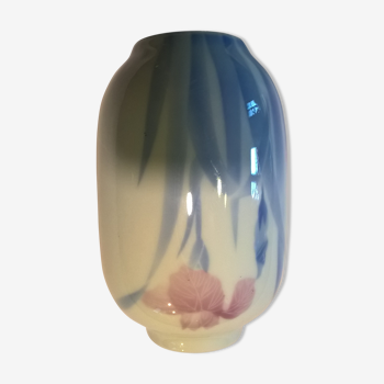 Japanese vase in white porcelain with a pink iris and blue leaves