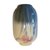 Vase japonais en porcelaine blanche avec un iris rose et ses feuilles bleues
