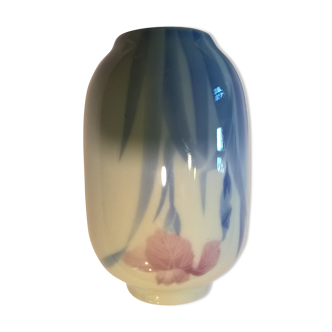 Japanese vase in white porcelain with a pink iris and blue leaves