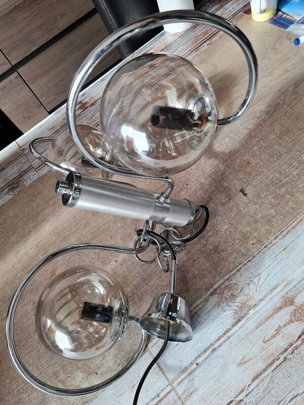 Lustre armature métal chromé année 70 , 3 globes fumées