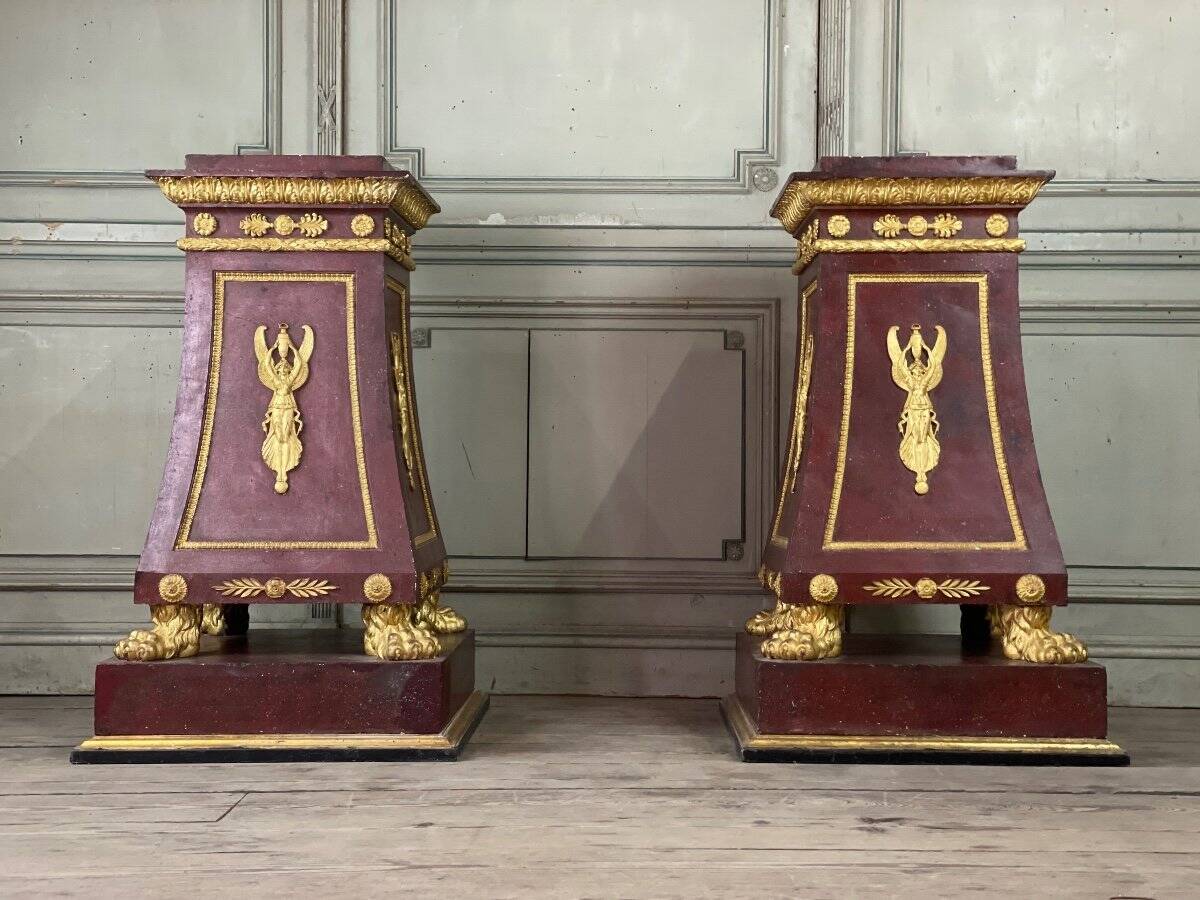 Pair of plaster bases imitating porphyry and gilded bronze circa 1980.
