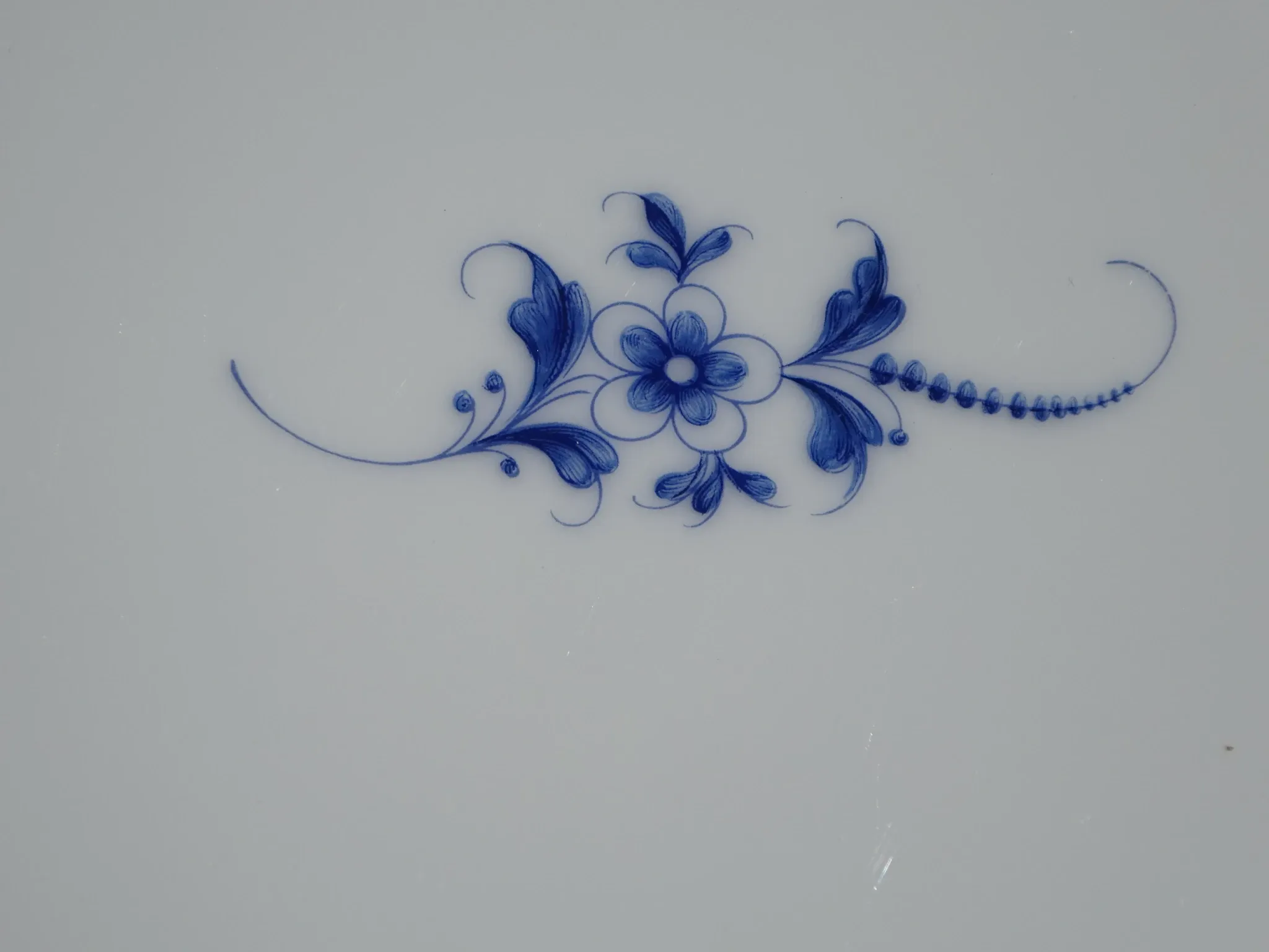 Fine Limoges porcelain dessert service: dish and 12 plates.