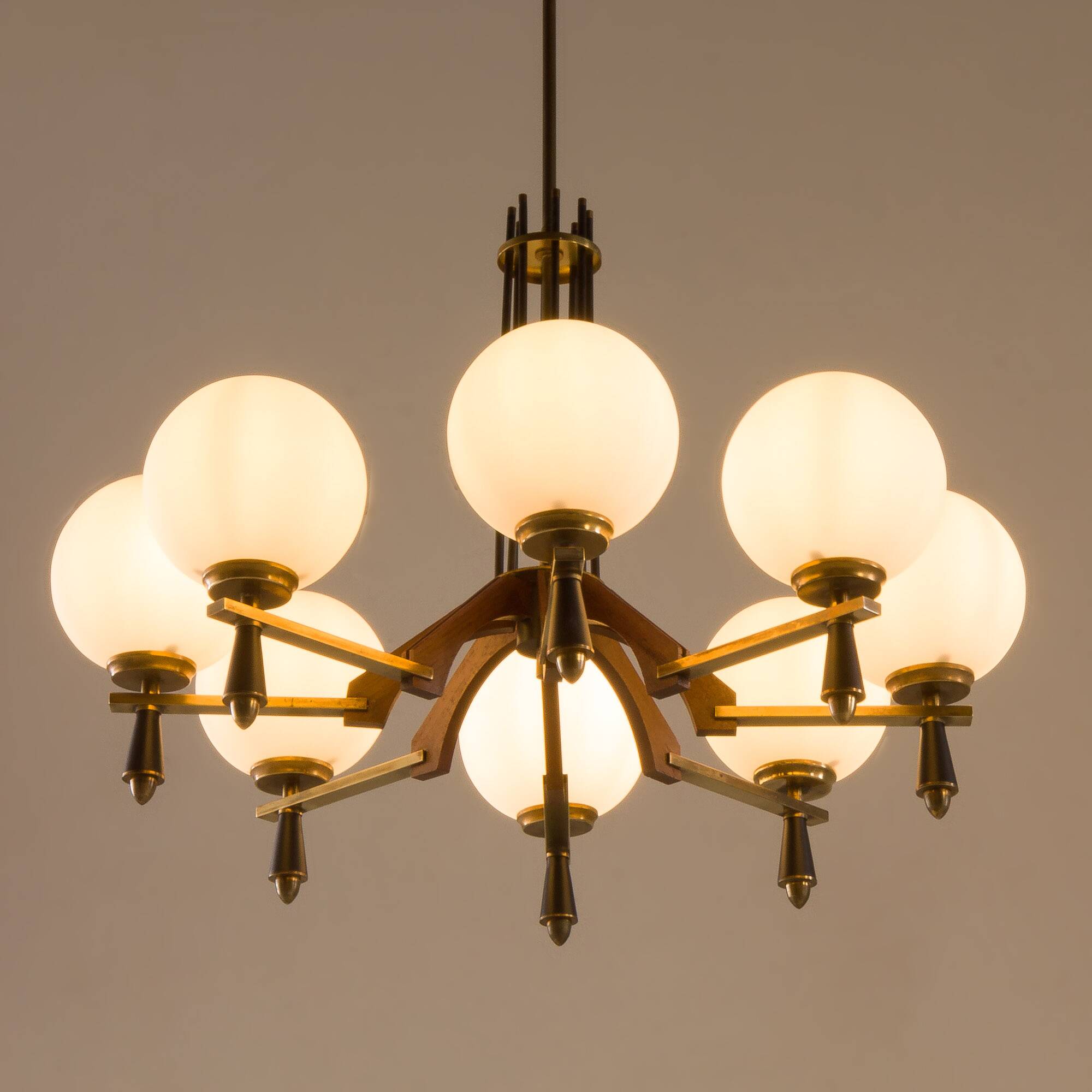 Italian mid-century chandelier in brass and teak, 1960s