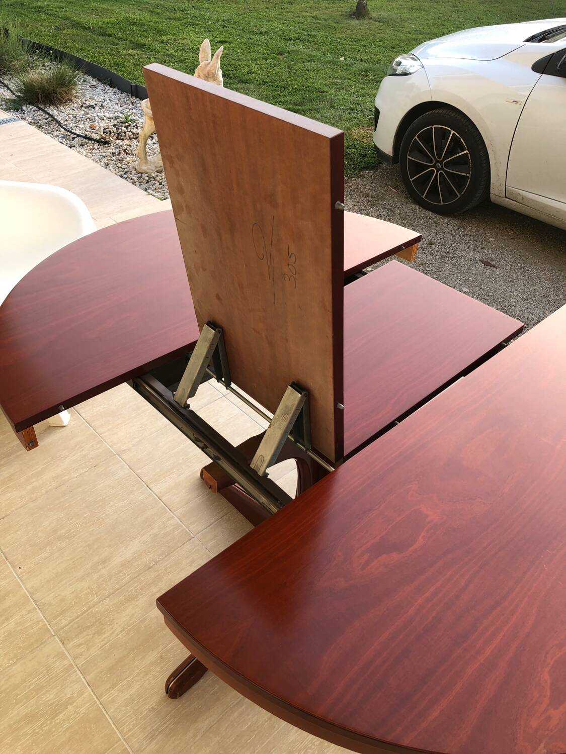 Baumann extendable round table