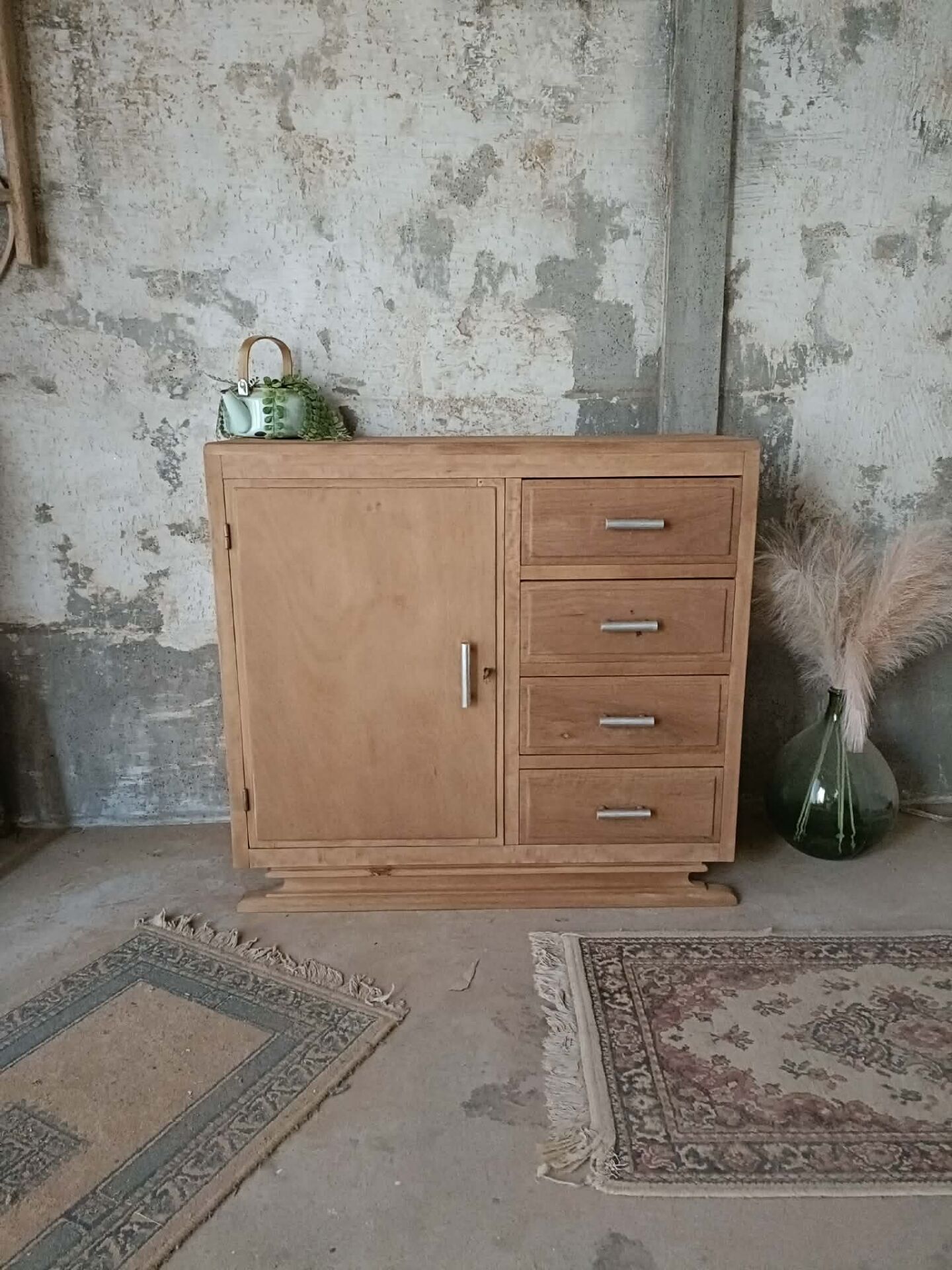 Chest of drawers