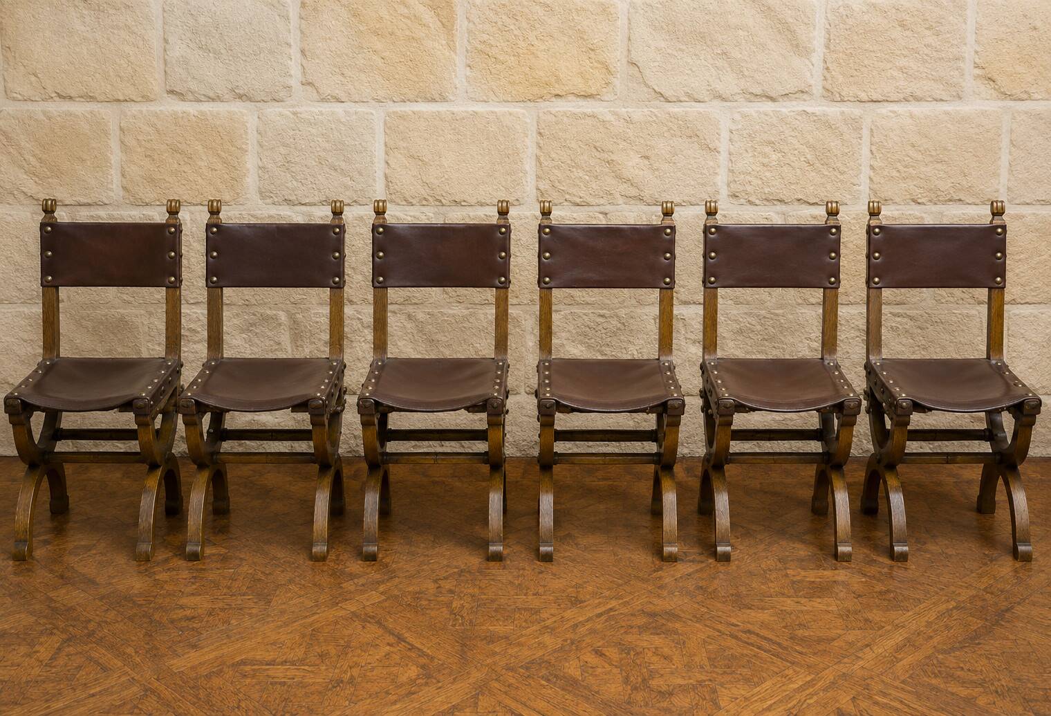 Suite de six chaises de style Renaissance en chêne et cuir