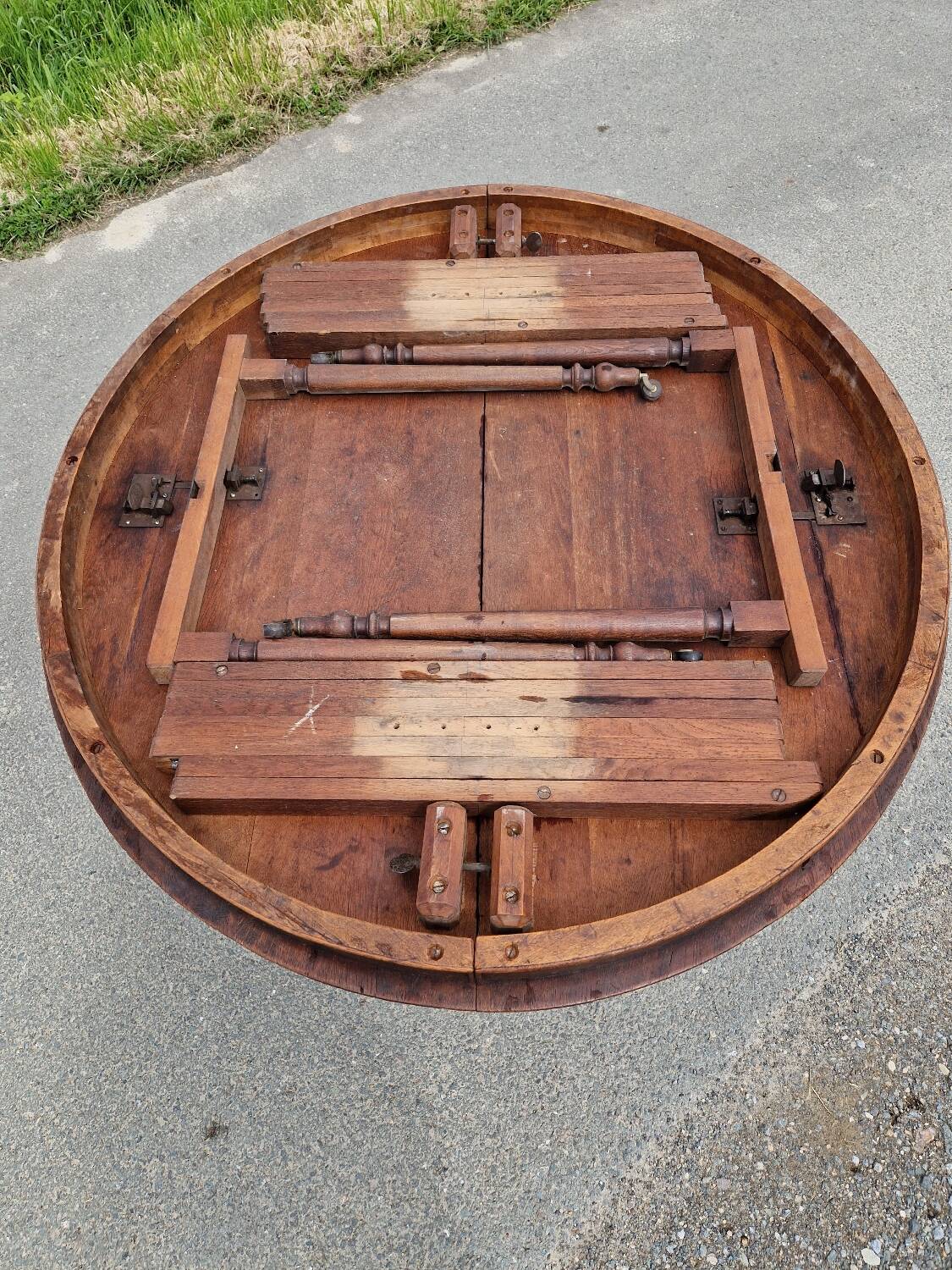 Henri II round table with lion's paw in solid oak