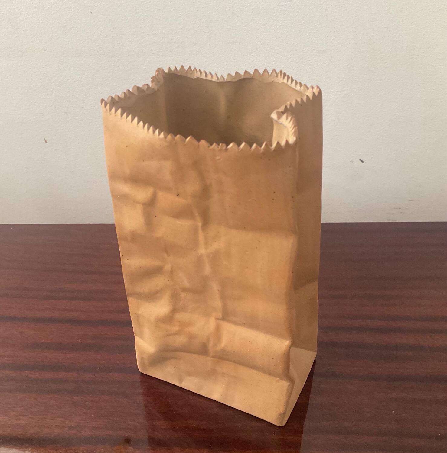 Vase Paper Bag trompe l’œil signé Alka Malta