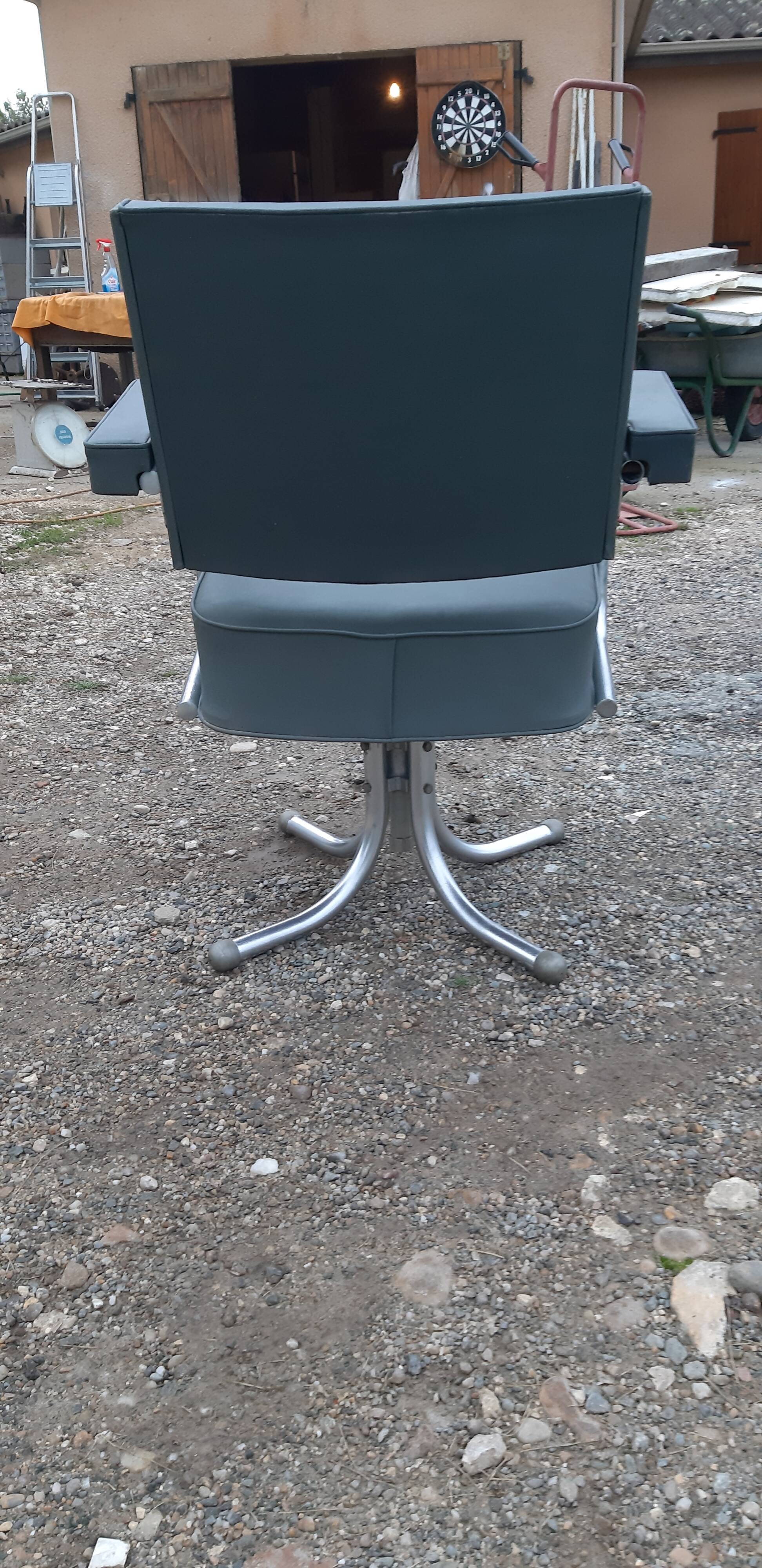 1 Pullman armchair