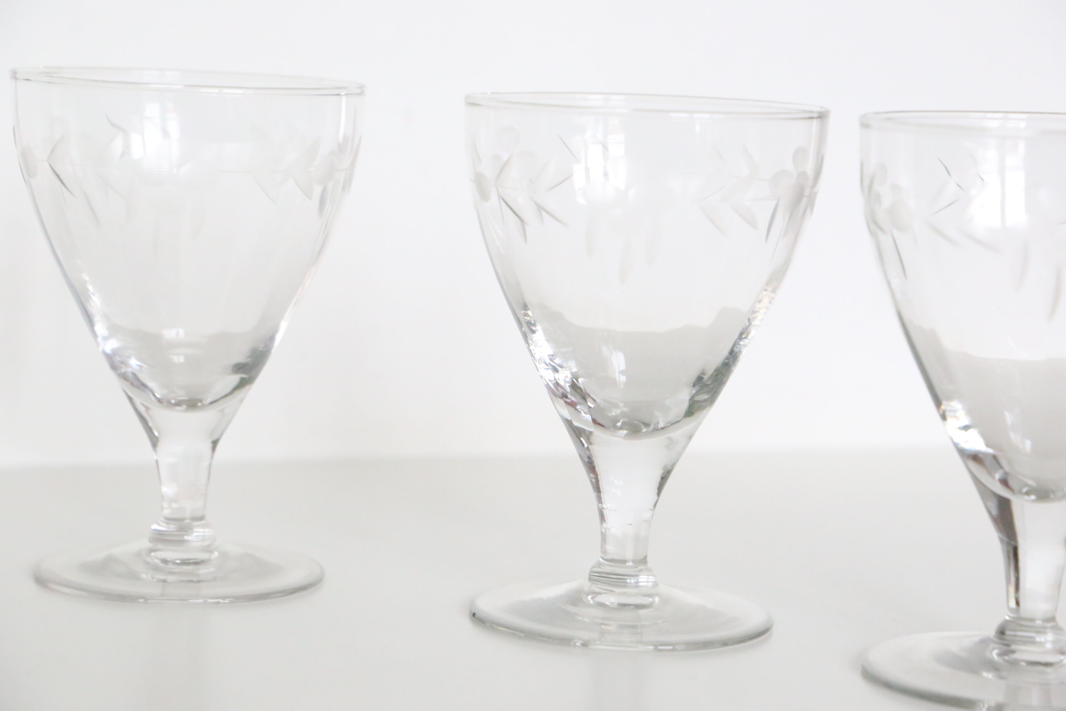 Set of 6 chiselled glass wine glasses, 1930
