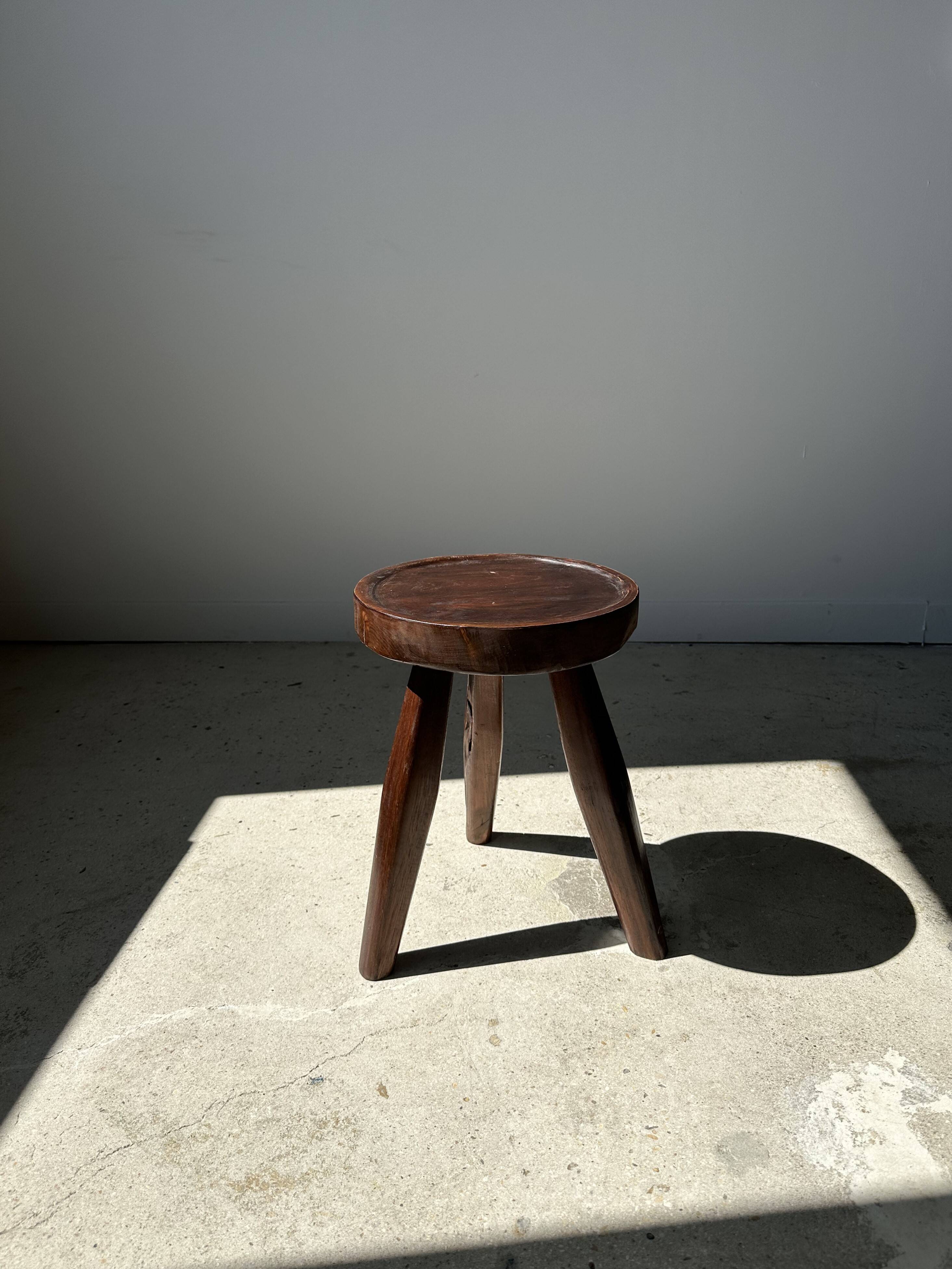 Tripod stool in upcycled teak high hollow - Small tripod stool in solid brown wood seat circ