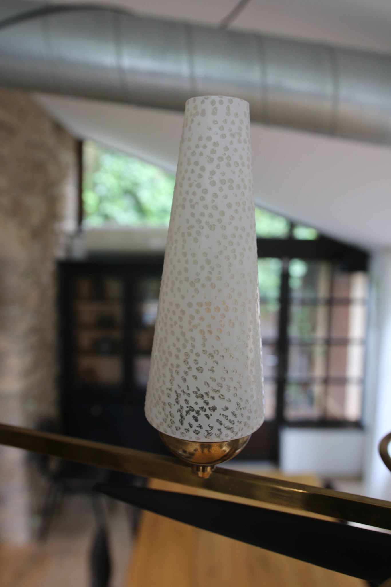 Lustre 6 feux Mid-Century - Opaline et laiton - Style Lunel - Arlus