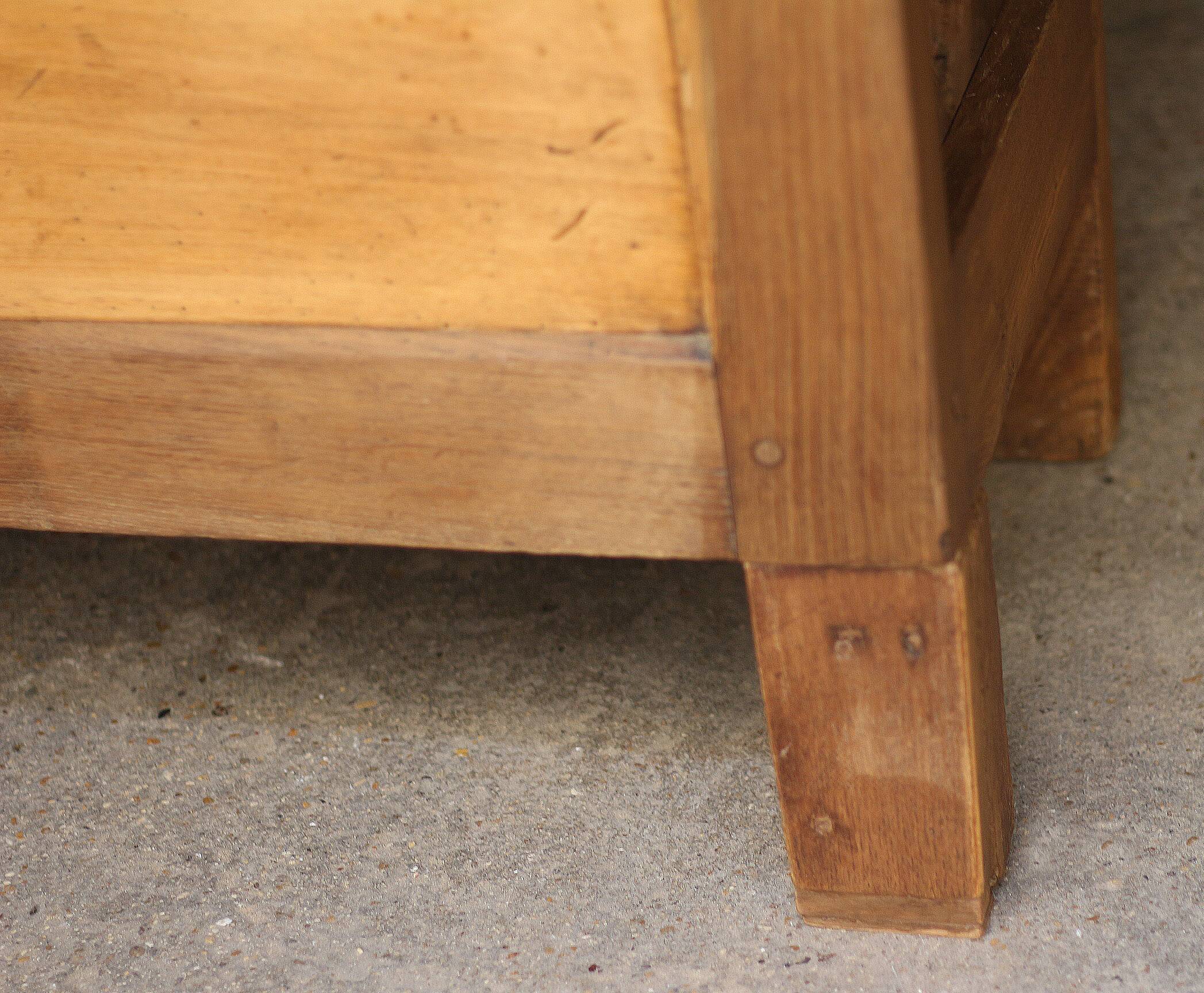 Adorable wooden sacristy bench in light wood. Late 19th century.