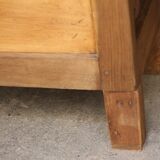 Adorable wooden sacristy bench in light wood. Late 19th century.