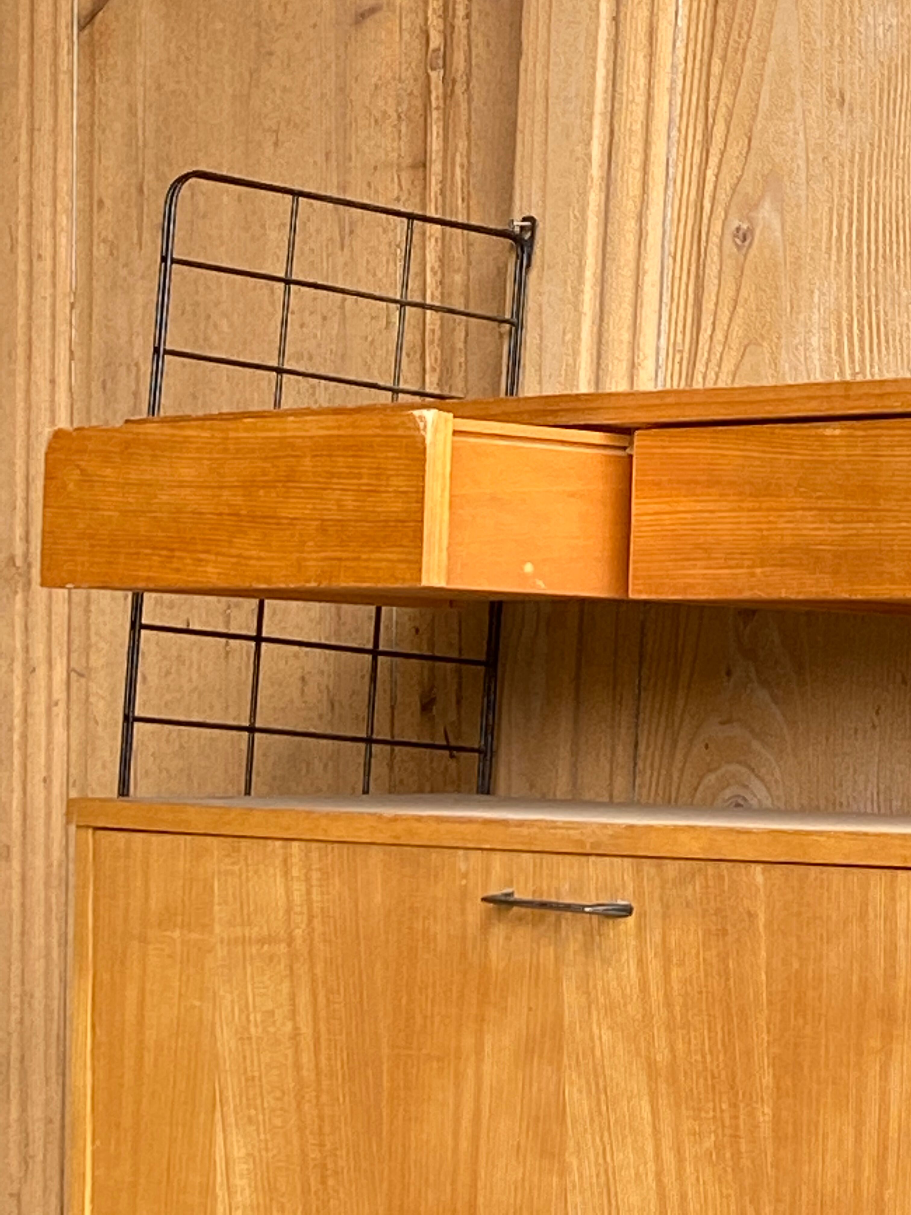 Wall-mounted secretary office