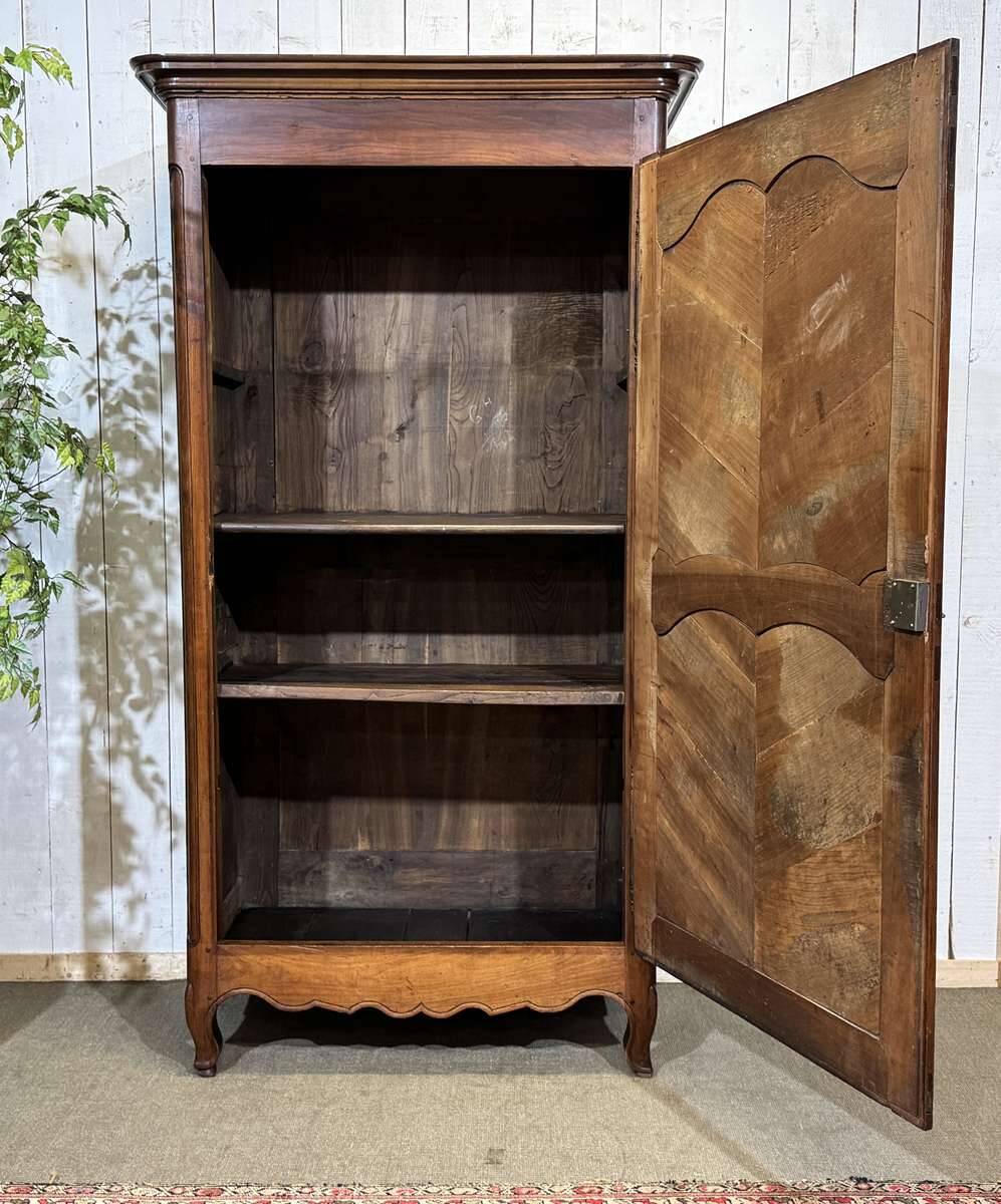 Louis XV bonnetière in cherry wood, early 19th century.