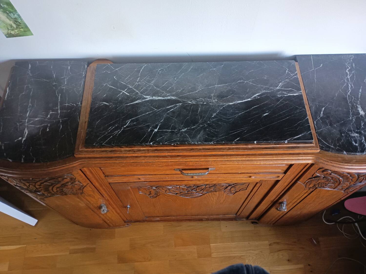 Art Deco buffet in marble and carved wood