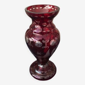 Vase en verre de bohême bordeaux tranparent et grave