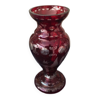 Vase en verre de bohême bordeaux tranparent et grave